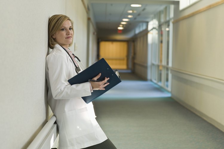 Doctora en el pasillo.