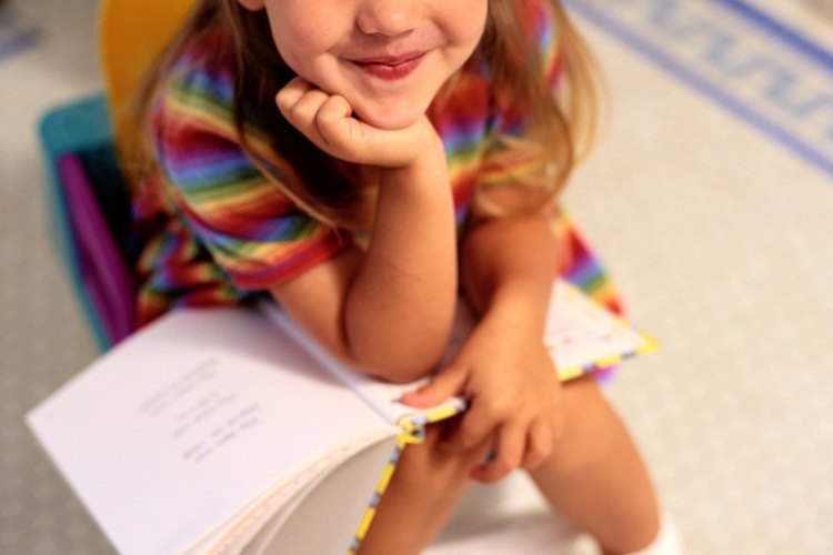 Ofrecele a tu niño un libro para ver mientras se sienta en la bacinica.