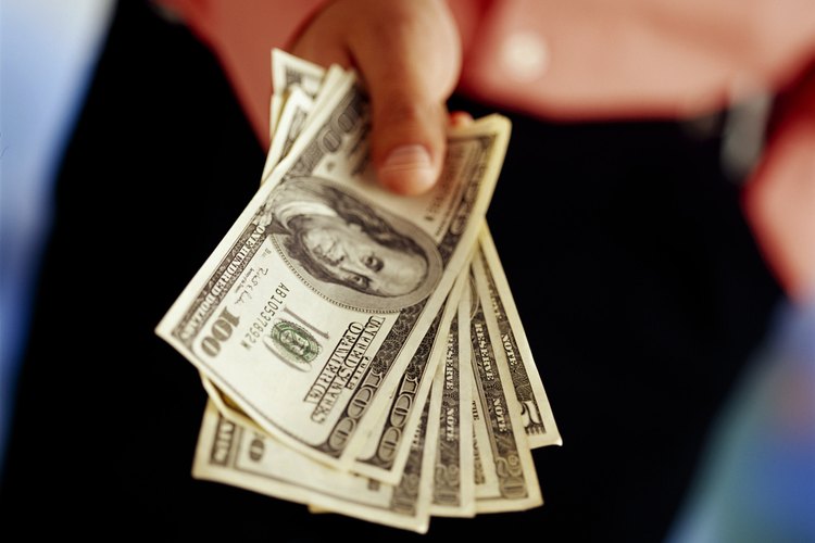 Tu ingreso bruto es el salario que recibes antes de que los impuestos se hayan restados de tu cheque de pago. Tu ingreso después de impuestos es la cantidad que queda después de impuestos federales, estatales y locales, se hayan deducido de tu cheque de pago.