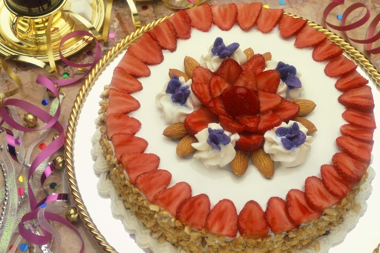 Las fresas en rodajas dan un toque colorido y sabroso a los postres.
