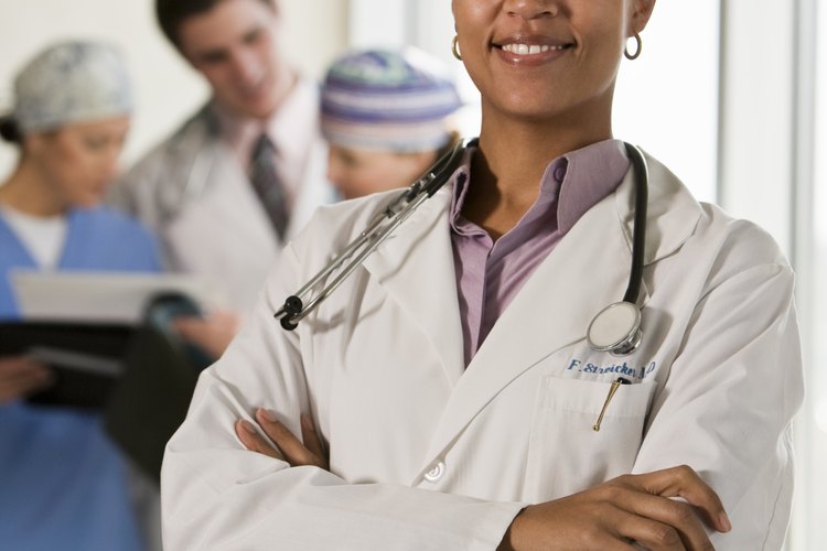 Como médica, deberás lucir refinada y elegante; nunca demasiado llamativa.