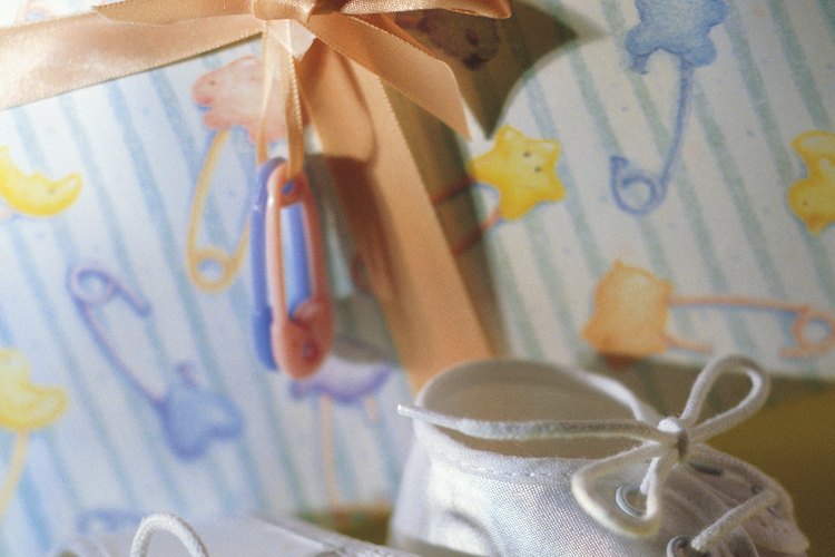 Crea un programa de baby shower hecho en casa para que sea un regalo de recuerdo.