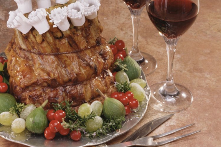 Asa un costillar con verduras.