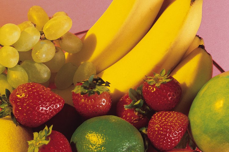 Las frutas populares a agregar a tu dieta incluyen manzanas, plátanos y uvas.