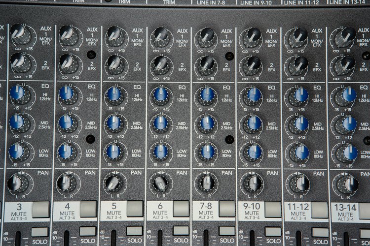Los ingenieros técnicos de sonido son los responsables de los sonidos que oyes en radio, televisión o en un CD.