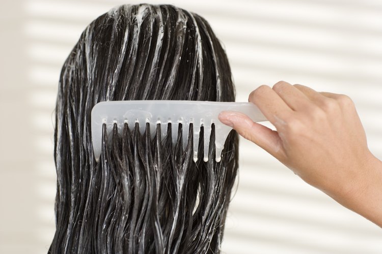 Ahorra dinero haciendo un acondicionador de cabello de baja tecnología.