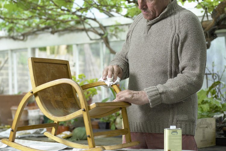Resalta la veta de la madera aplicando masilla de relleno.