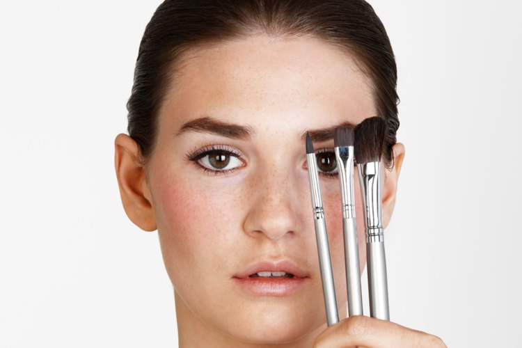 La licencia para tiendas de belleza requieren de una inspección por la junta consultiva de cosmetología y un cargo monetario.