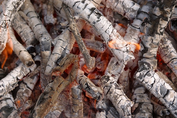 La ceniza de madera es el ingrediente clave en la lejía, que se utiliza para hacer jabón.