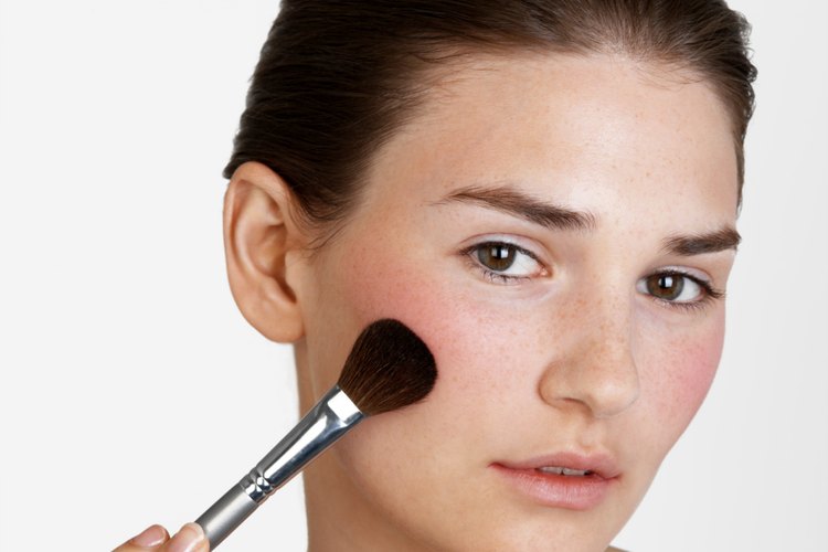 Todos los candidatos para la licencia de cosmetología están obligados a pagar una cuota de presentación para cada solicitud de licencia.