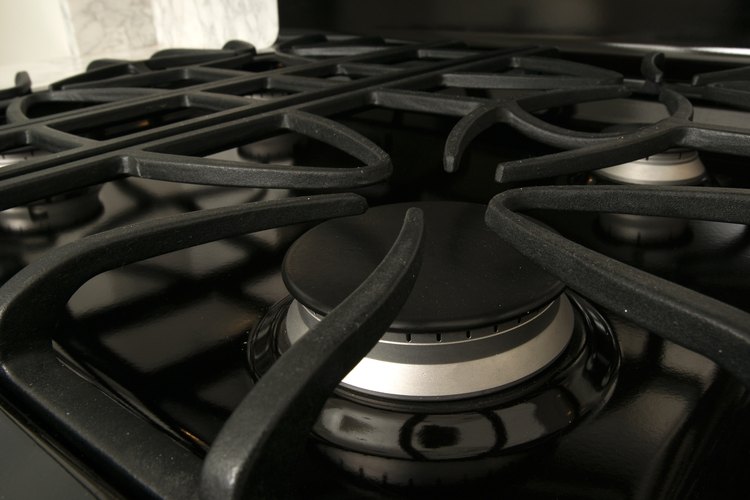 Las manzanas pueden ser cocinadas en una sartén u olla en la cocina hasa que estén lo suficientemente tiernas como para mezclarlas.