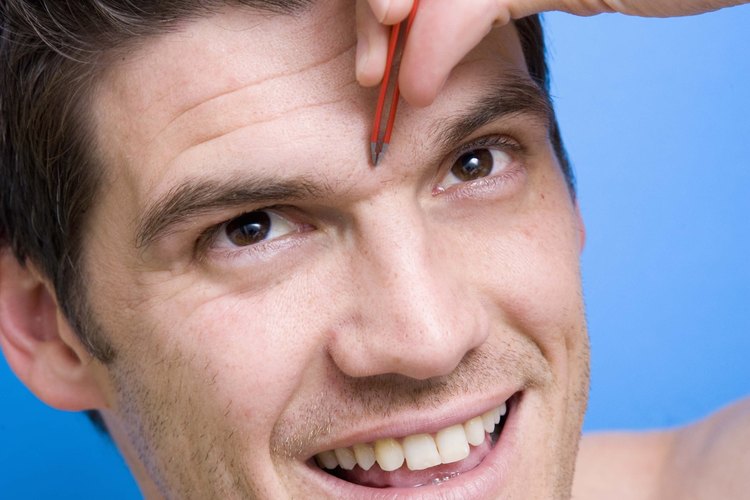 Arregla tu ceja unida con un método sencillo para eliminar el cabello.
