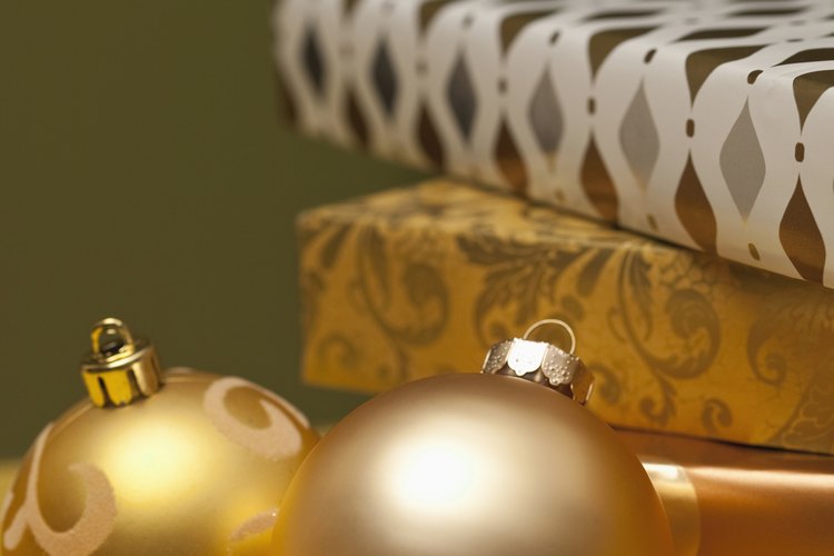 Las bolas decorativas de un árbol de navidad son esferas.