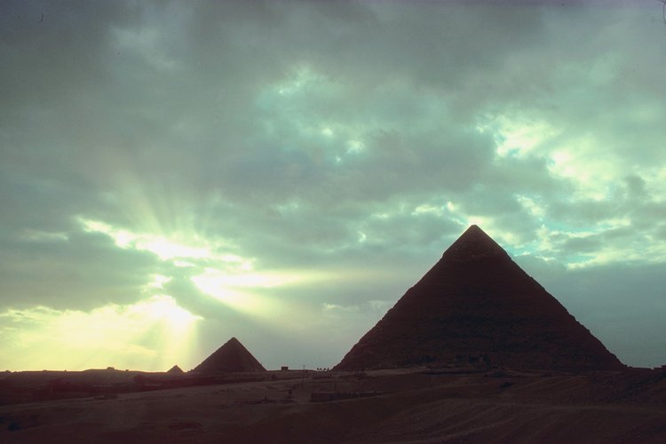 La piedra caliza, que es un gran componente de las antiguas pirámides de Egipto, usualmente contiene calcita.