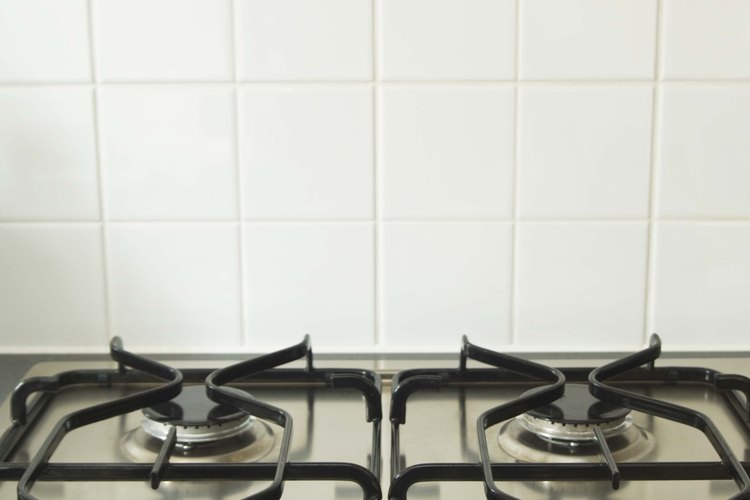 Las cocinas de gas utilizan una línea de gas, quemadores y sistemas de control para poder operar.