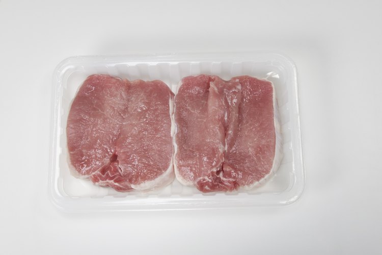 Las chuletas de cerdo deshuesadas deberían tener un color rosado suave, pocas vetas de grasa y ser firmes al tacto.