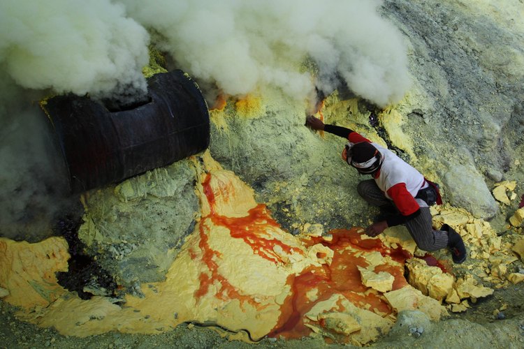 Las erupciones volcánicas de Indonesia depositaban azufre amarillo.