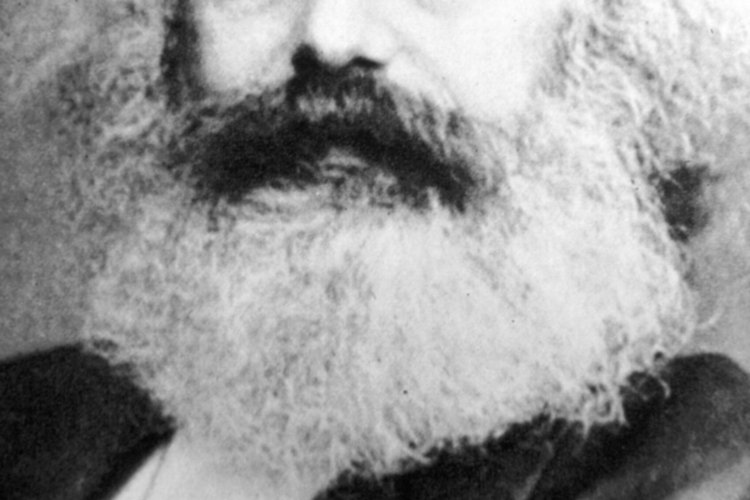 El comunismo se originó en el pensamiento de Karl Marx.