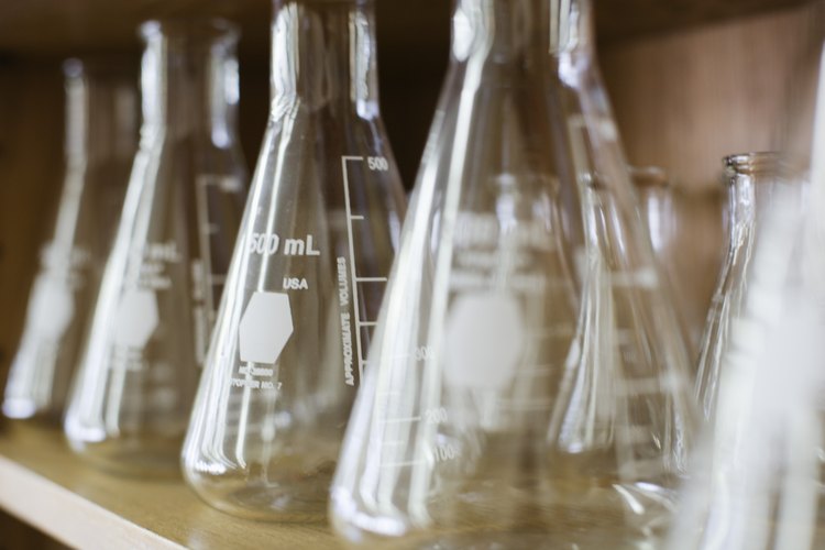 La fórmula molecular es el número exacto de átomos de los diferentes elementos en un compuesto.