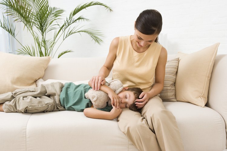 Tu hijo necesita bastante descanso para recuperarse de la fiebre estomacal.