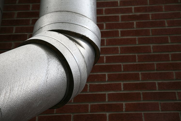 La eliminación de un atasco en una tubería galvanizada no tiene que ser un trabajo de un fontanero profesional.