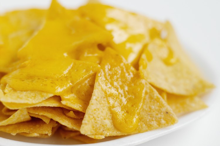 El queso pasteurizado es un excelente aderezo para los nachos.