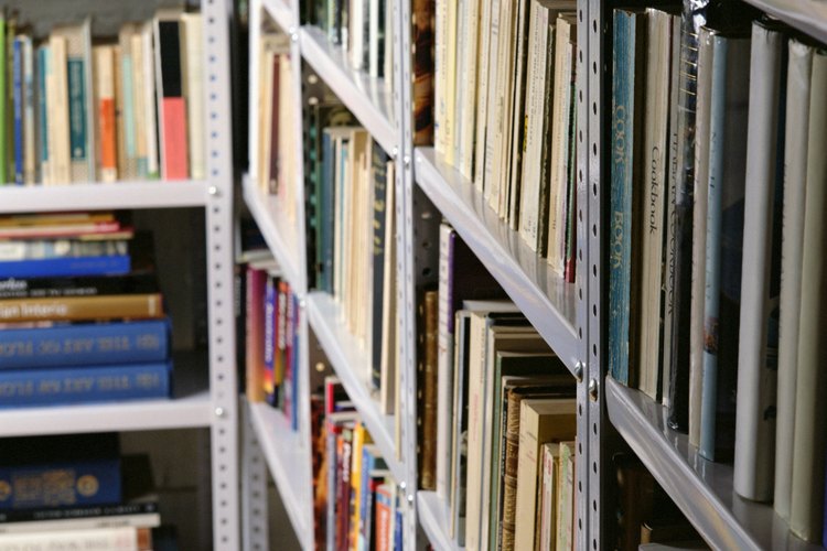 Organiza tus libros en casa como la colección de las bibliotecas públicas.