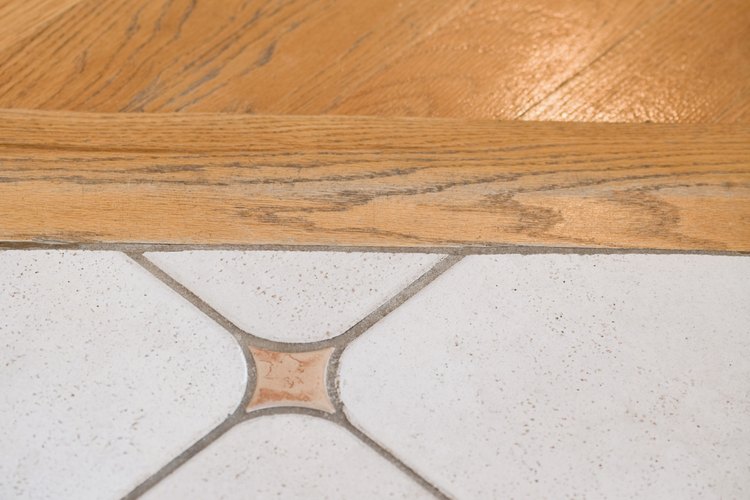 Unifica los pisos de madera dura y cerámica contiguos mediante aplicaciones de color.