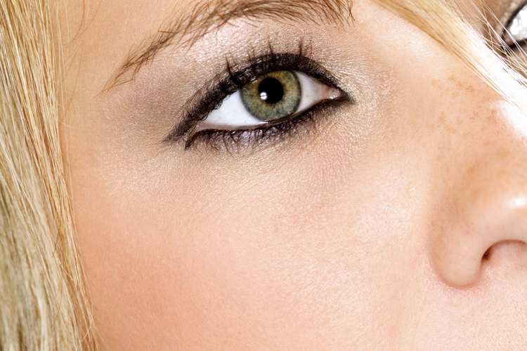 Restaura tu delineador a su condición anterior para mejorar tus ojos.