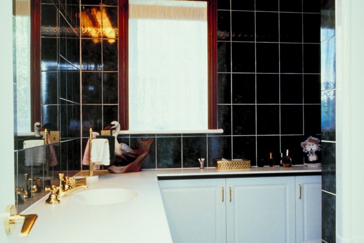 Cómo hacer que mi lavabo negro de porcelana quede brillante.