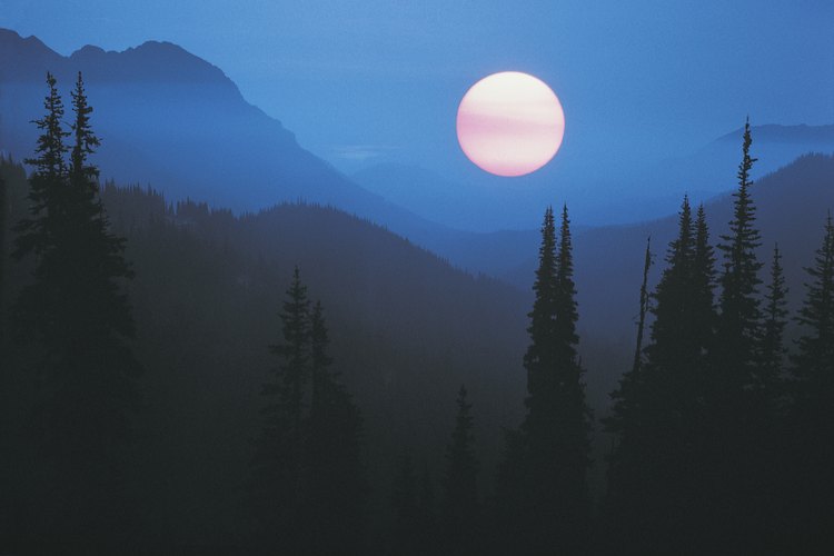 Según el saber tradicional, la luna llena tira hacia arriba la humedad y mantiene el suelo húmedo.