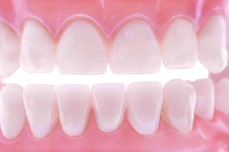 Los dientes postizos puede hacerse de modo de que encajen perfectamente con los dientes y las encías.