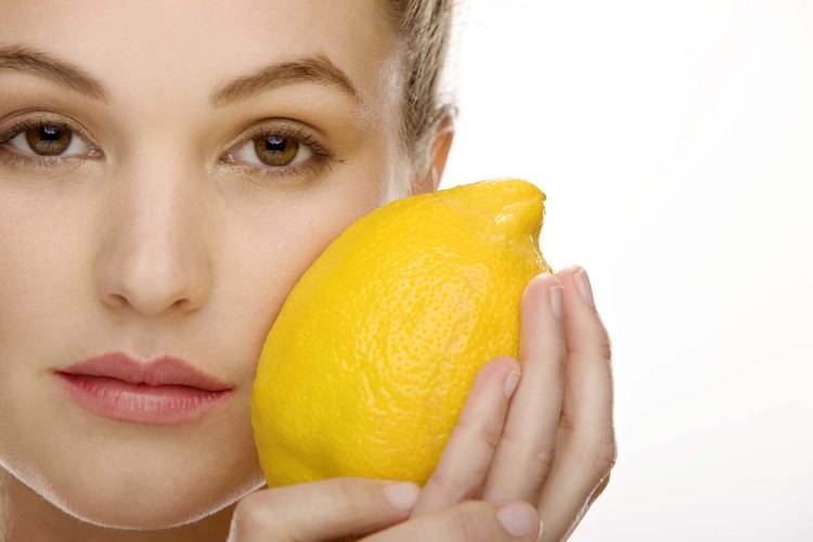 Puedes utilizar limones o té, para hacer un tinte natural para el cabello.