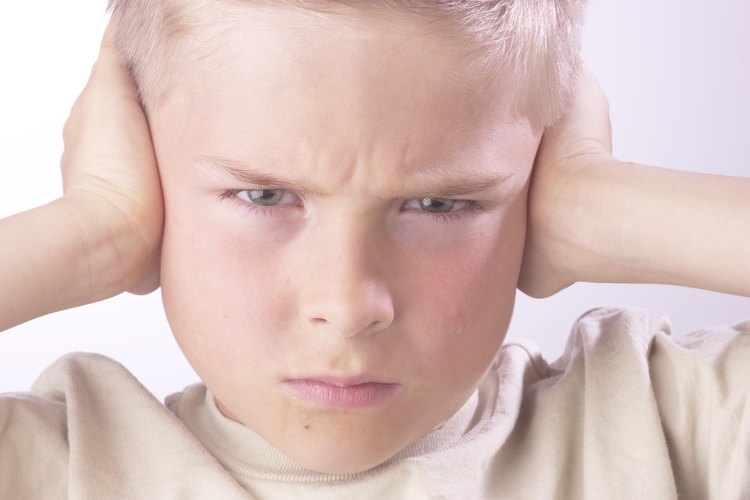 Los comportamientos negativos de un niño normalmente se derivan de una serie de factores.