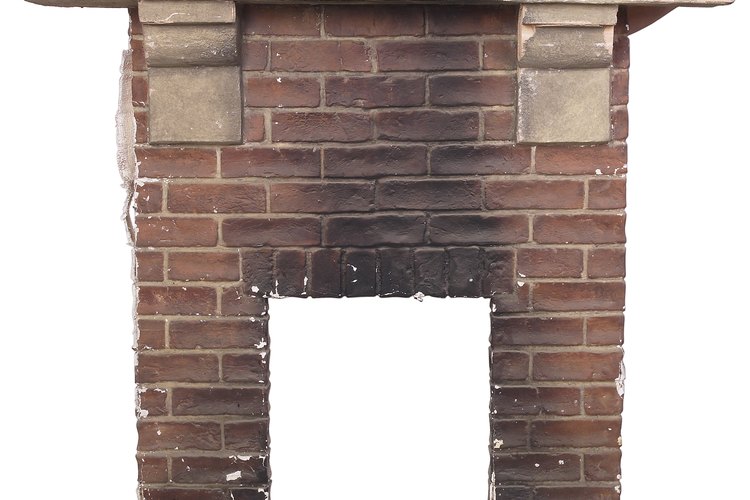 Pintar una vieja chimenea de ladrillos dará un toque de personalidad a la habitación.