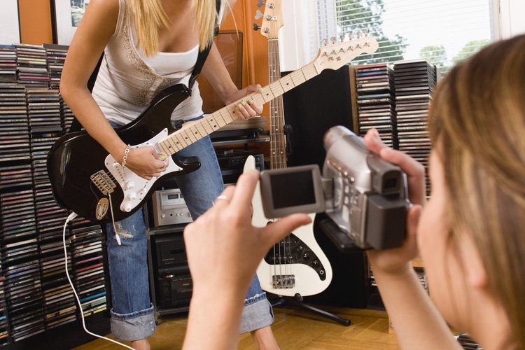 Si tu adolescente está enganchado en las películas y la música, considera montar una sala con temática de entretenimiento.