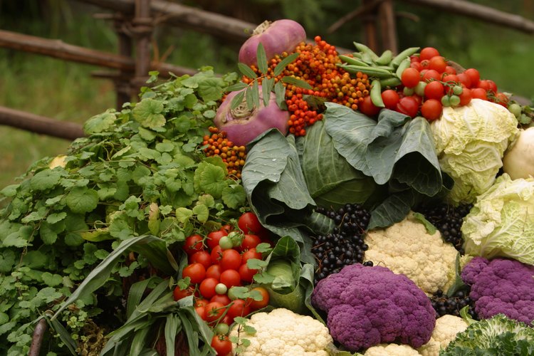 Come coliflor cruda para conseguir beneficios nutricionales.