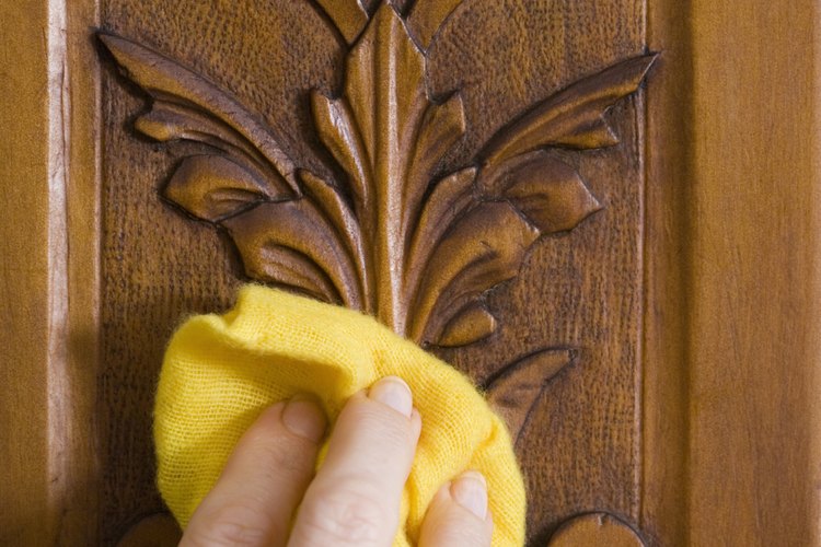 Pule la madera a mano después de haberla barnizado.