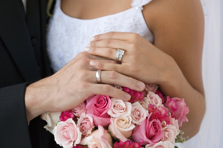 Pareja usando anillos de bodas.