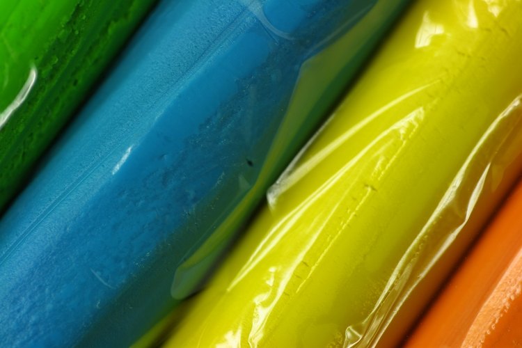 Dile que le quite el polvo a sus juguetes mientras limpias la casa o que utilice plastilina para hacer una cena imaginaria.