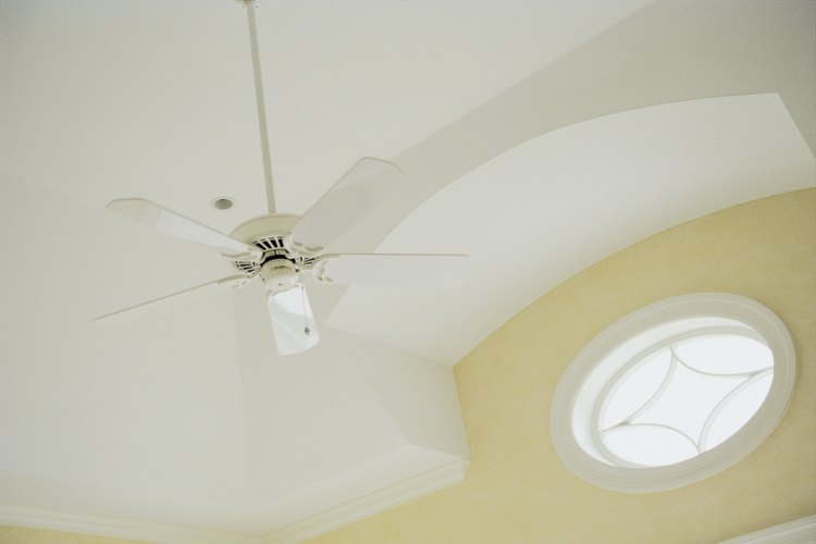 Usa un barral para bajar el ventilador a una altura adecuada.