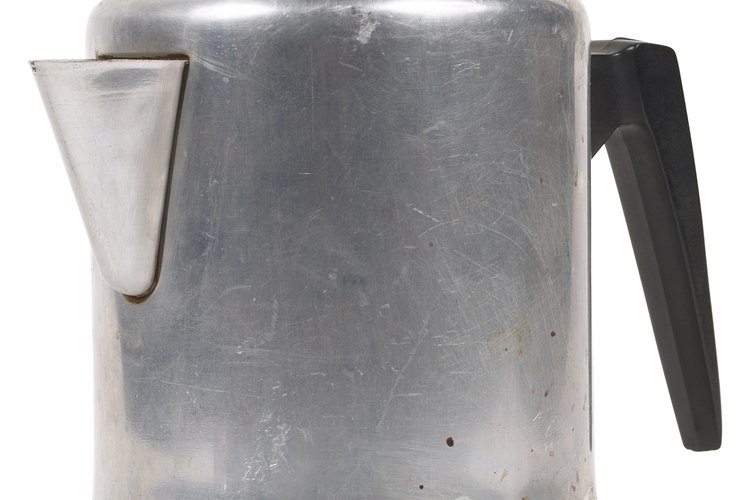 Muchas cafeteras de hornalla y máquinas de café espresso son de aluminio.