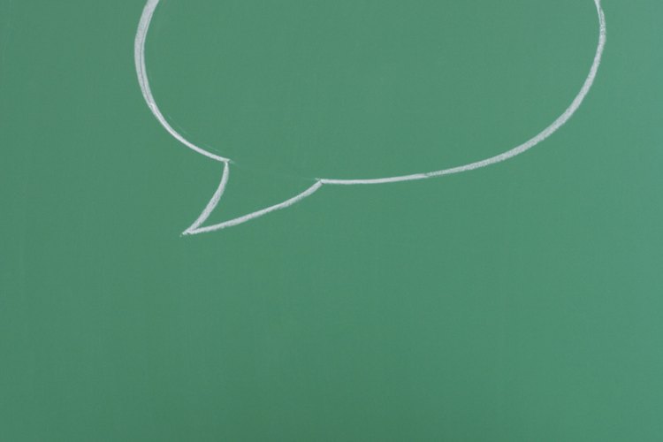 En lugar de únicamente escribir palabras en la pizarra para que los estudiantes copien, trata de hablar a menudo.