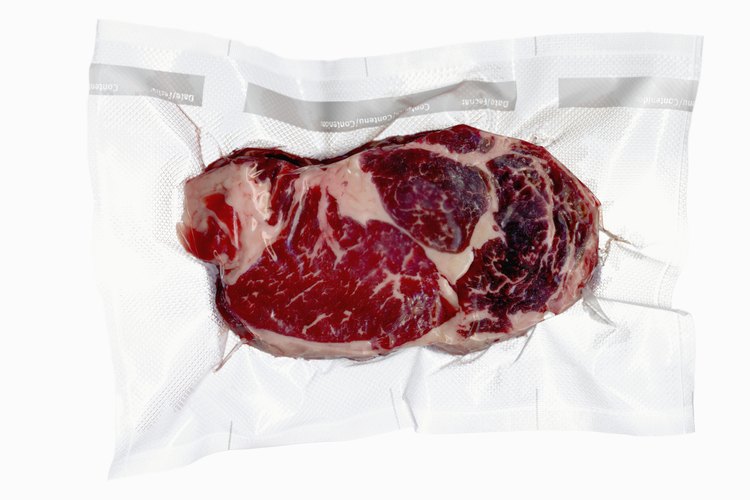 Carne congelada en plástico.