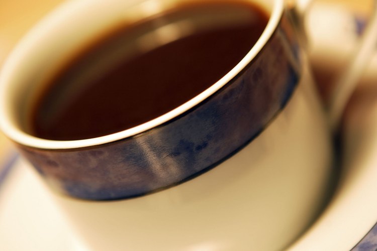 Una taza de café rico y caliente puede ser tranquilizador junto a un postre.