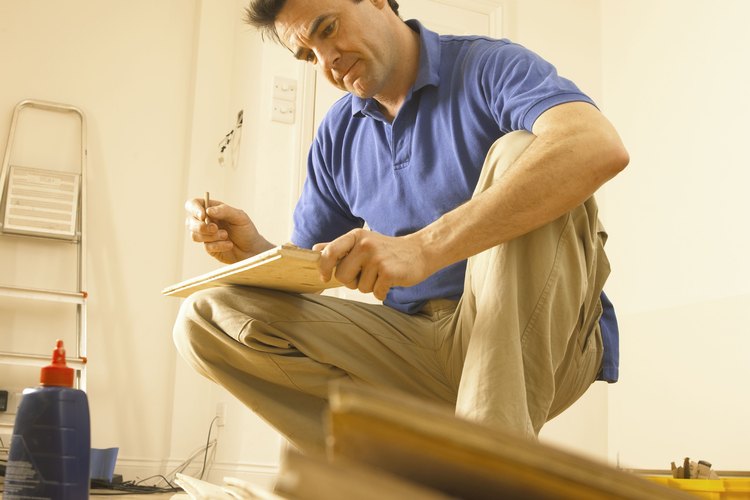 Mide la habitación en sus puntos más anchos y más largos para asegurarte de que no falte material.