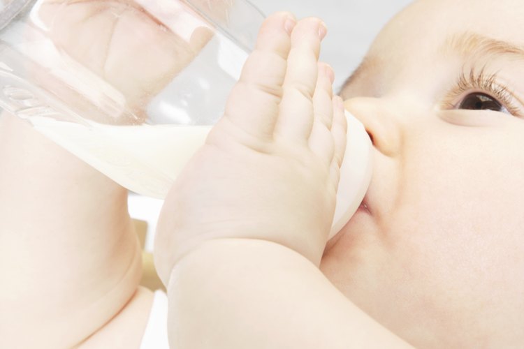 La fórmula para bebés proporciona los nutrientes necesarios.