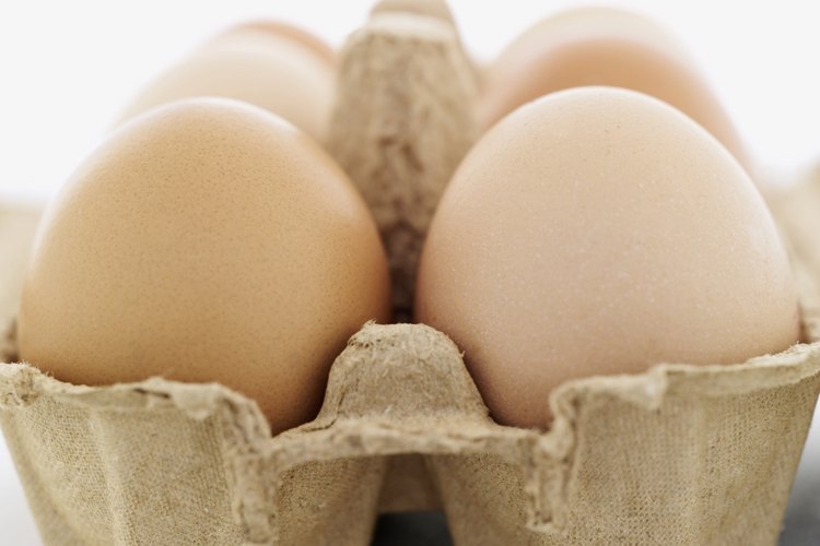 Usa partes de un cartón de huevos para formar canastas para Pablo.