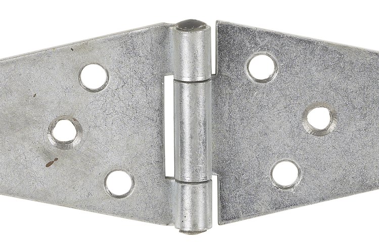 Reemplazando los tornillos de la bisagra de la puerta le proporcionas más estabilidad y soporte.