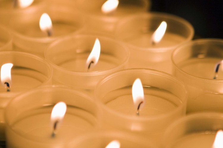Puedes encender velas para que lleve tu familia en las Estaciones de la Cruz.